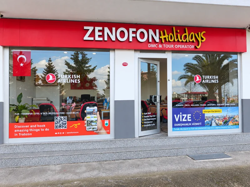Trabzon Ortahisar’daki Zenofon Holidays ofisinin tabelası, giriş kapısı ve vize danışmanlığı vitrini